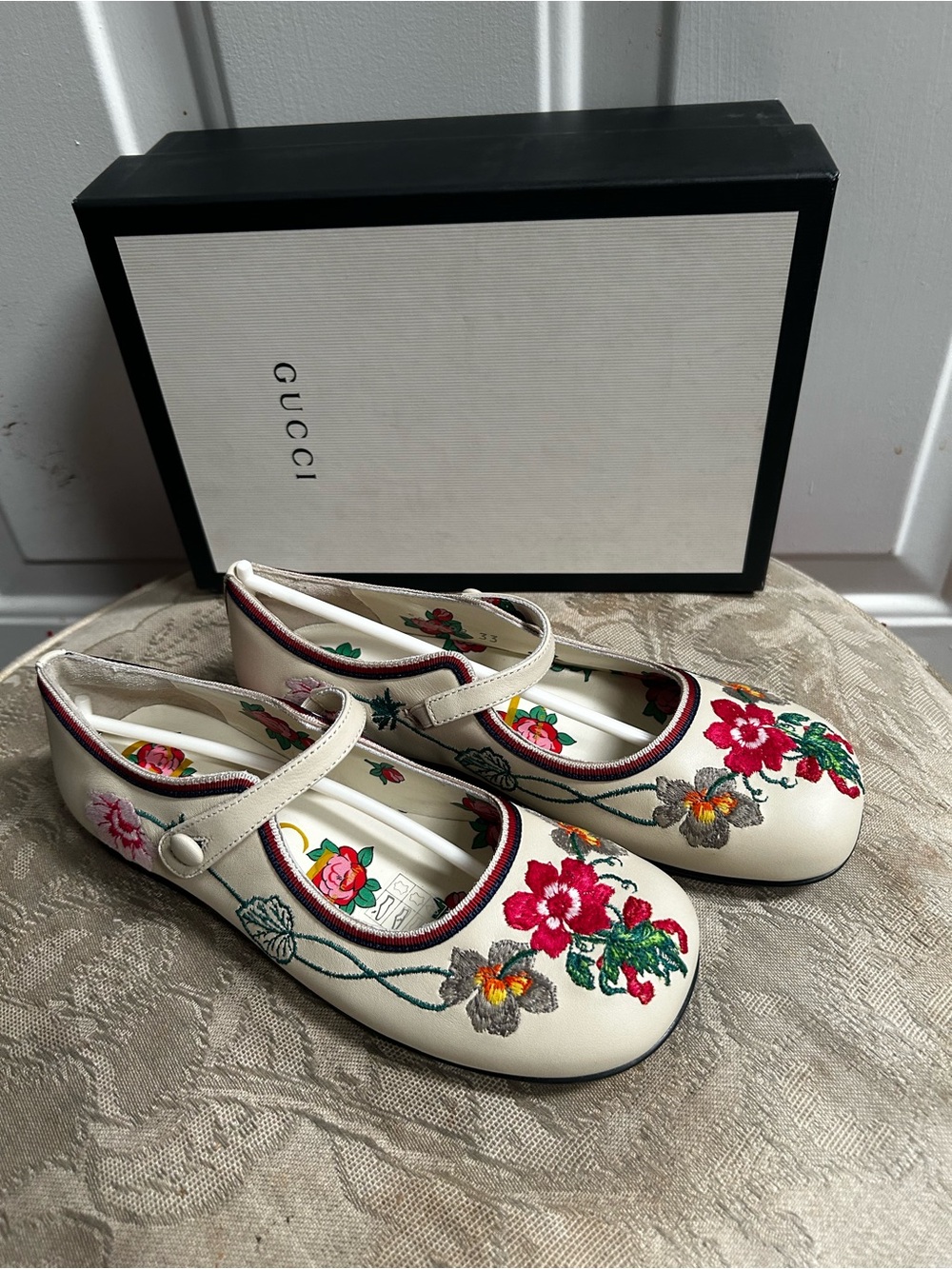 Gucci girls Off White Floral Embroidered Mary Jane buckled ankle strap Flats 33